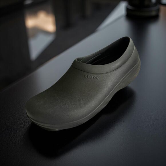 Men’s Crocs On The Clock Solid Black Clogs Loafers Size 12 - Picture 1 of 10
